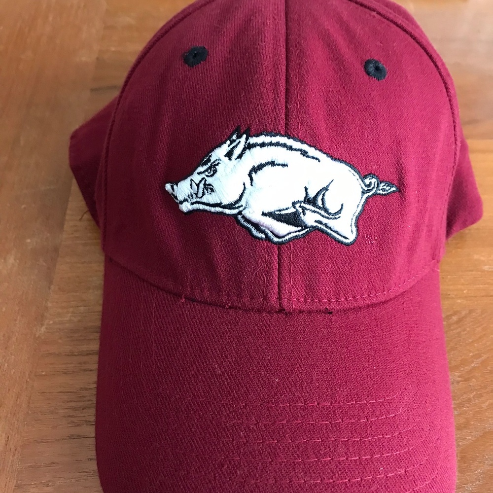 HOGS Razorback One-Fit Hat Burgundy Red Arkansas College Football Alumni